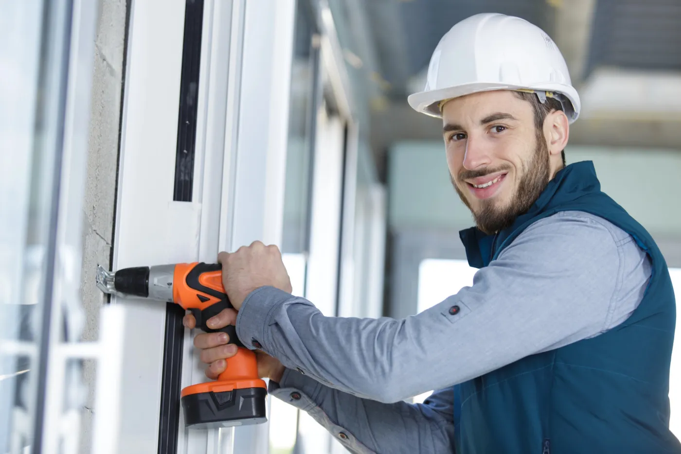 Serrurier fixant un point de fermeture sur un dormant à Ville-d'Avray (Hauts-de-Seine)